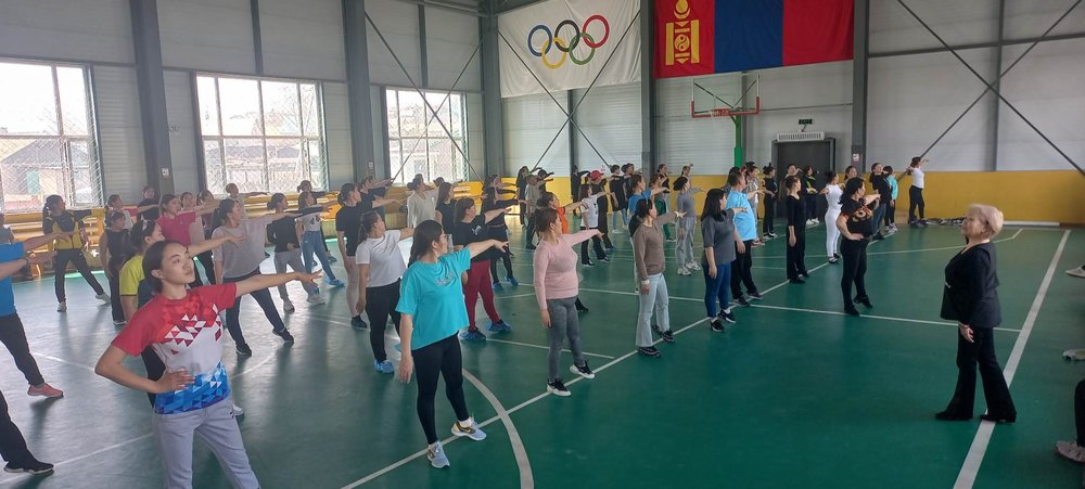 Иргэд задгай цагаан, шугаман бүжгээр дасгал хөдөлгөөнд хамрагджээ
